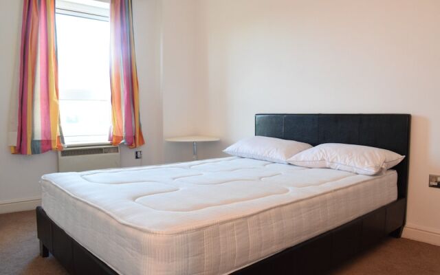 Отель Canary Wharf 2 Bedroom Flat вид на фасад