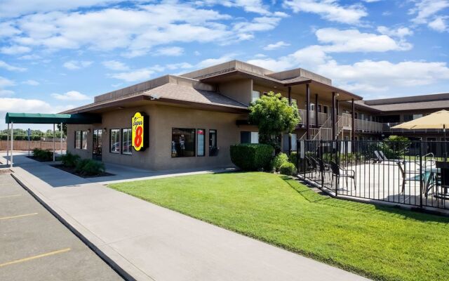 Отель Super 8 by Wyndham Lindsay Olive Tree вид на фасад