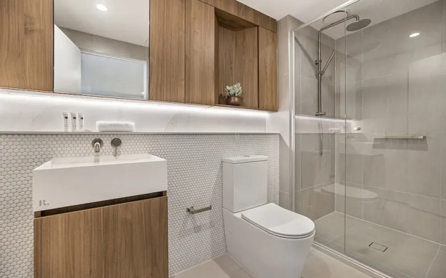 High-rise Balcony Unit With City Views, Gym, Pool