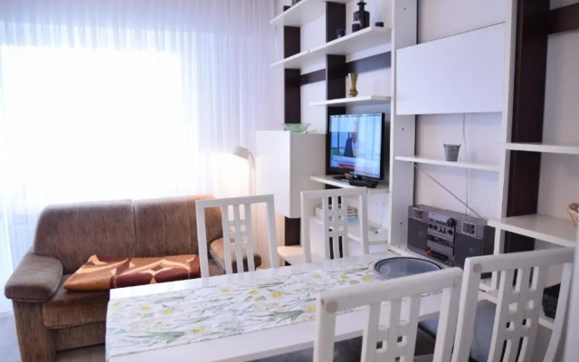 Einfaches 2-Zimmer-Appartement mit Balkon.