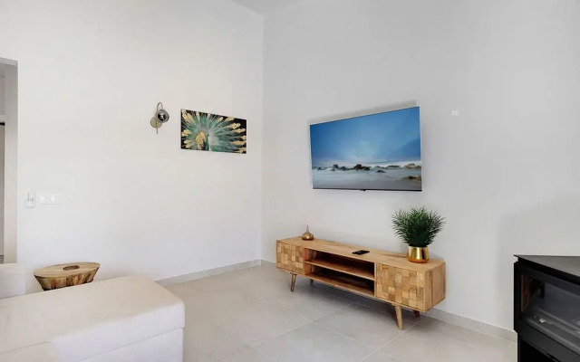 Casa Ella - Beautifully Renovated Townhouse Walkin
