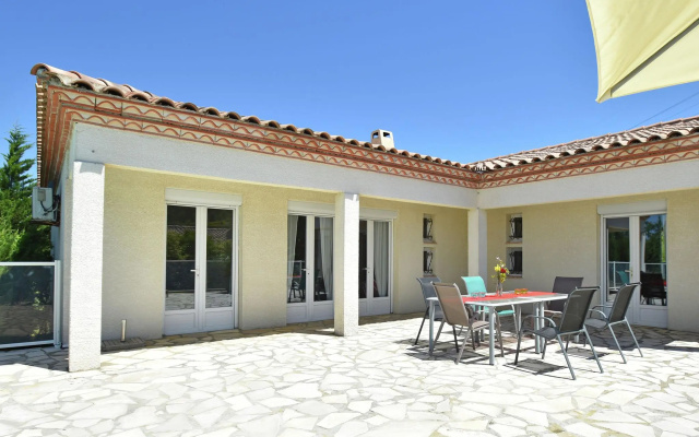 Luxurious villa with private swimming pool, air-conditioning and vast views