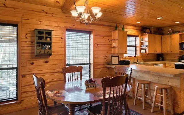 Shady Nook With Private Hot Tub and Minutes Away From Broken Bow Lake by Redawning