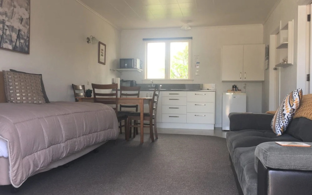 554 Moana Court Motel