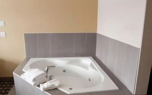 Stoughton Western Star Inn & Suites