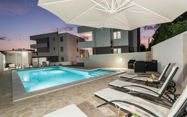 Villa Star 5 luxury apartment with a pool