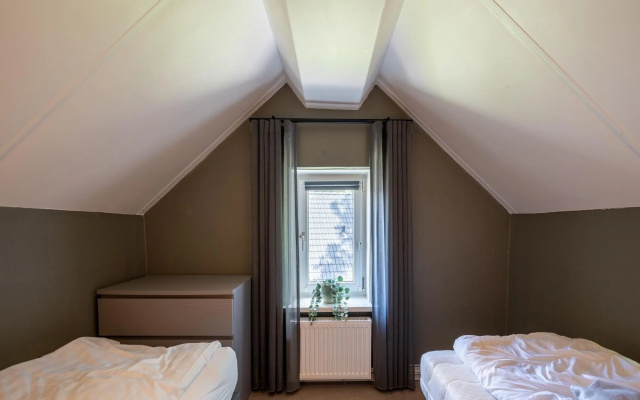 Nice Holiday Home Near Zandmeren Lakebeach