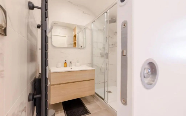 SERRENDY Stylish 2-bedroom apartment 1-minute walk to beaches