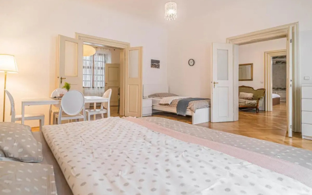 Spacious Apt at Mala Strana, Charles Bridge 3min