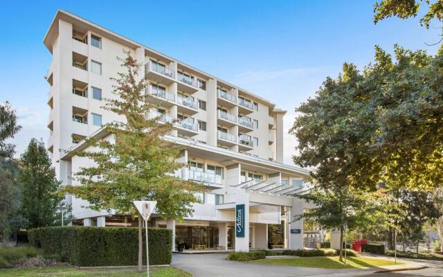 Aria Hotel Canberra вид на фасад