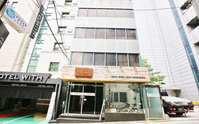 Sinchon Sisters Hostel вид на фасад