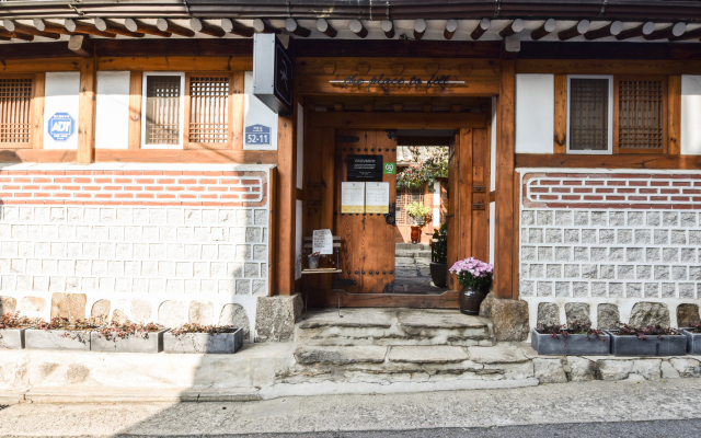 Отель The Place Seoul Hanok Guesthouse вид на фасад