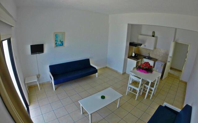 Konnos Bay Hotel Apartments комната для гостей