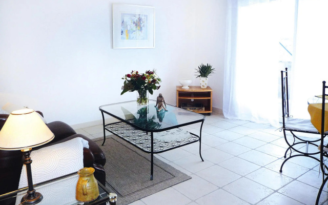 Apartment in Caderousse With Pool