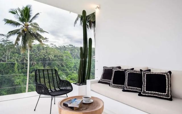 Amazing Jungle View Villa, 4 BR, Ubud With Staff