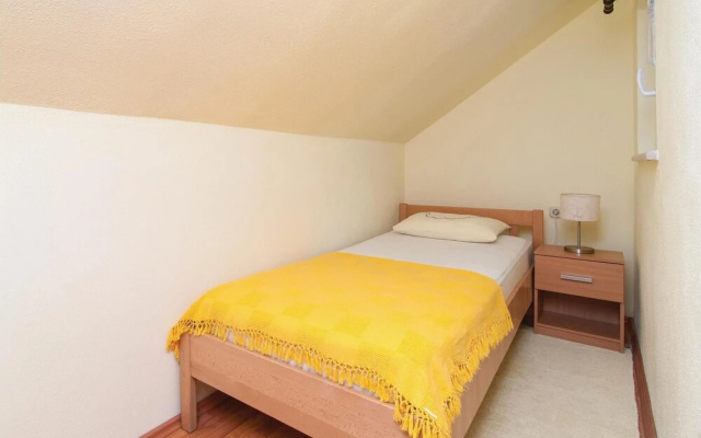 Amazing Home in Praznica With 4 Bedrooms, Wifi and Outdoor Swimming Pool