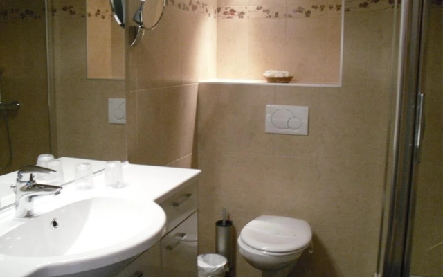 Hotels Aux Roches Fleuries