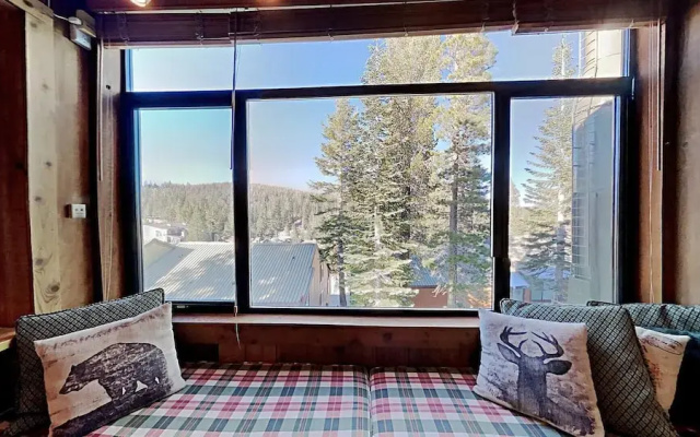 Nice 2 Bedroom Condo in Mammoth! Easy access to 3 Hot Tubs & Pool! by RedAwning