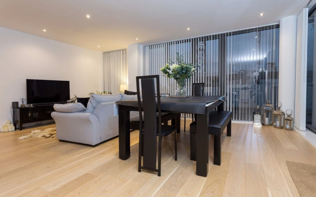 2 Bedroom Penthouse in Canada Water With Balcony