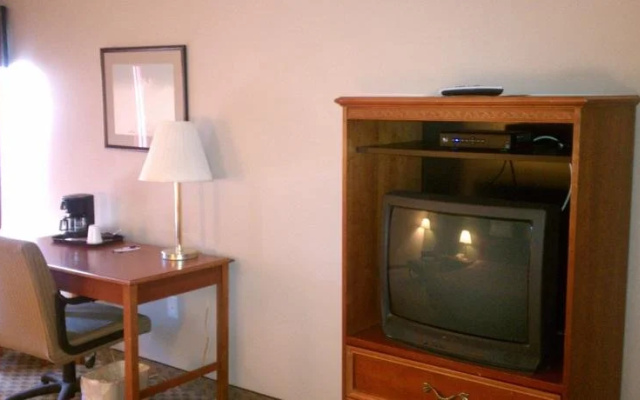 Knights Inn - Southington