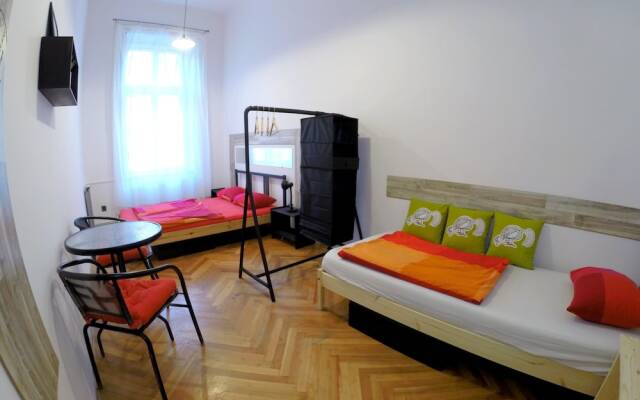 Friends Hostel and Apartments Budapest вид на фасад