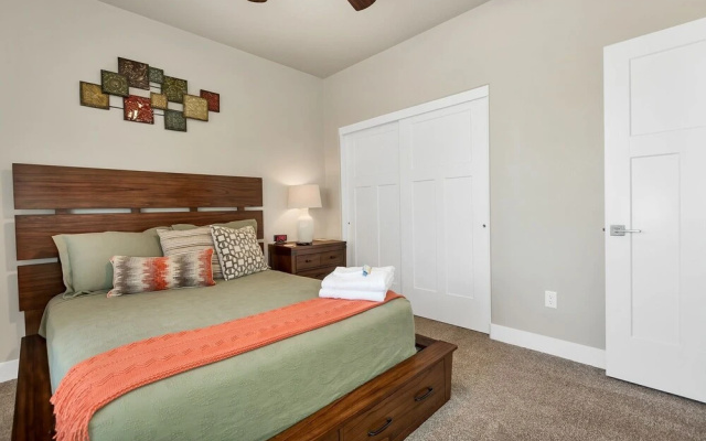 Park View Place 3 Bedroom Home by RedAwning