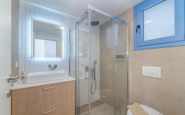 Lefkada Blue Luxury Apartments B7, Perigiali top floor