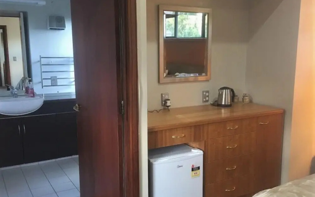 18 Jollies Pass Rd - Garden Studio 348