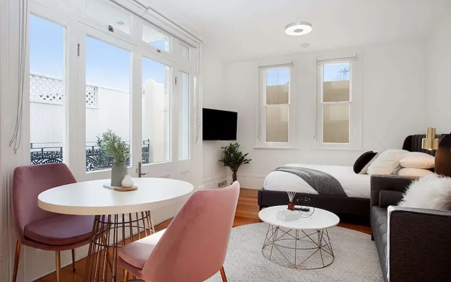 Comfortable Renovated Studio Close To City