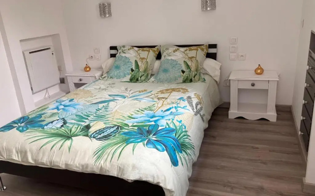 2 pièces rez-de-jardin dans maison avec piscine