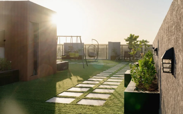 Modern Studio & Shared Garden in Prime Location
