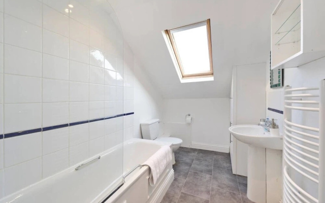 Spacious & Bright 2-bed Flat By Wandsworth Common