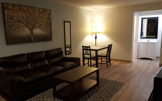 Tricove Inn & Suites