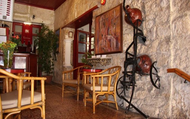 Отель Kiniras Traditional Hotel & Restaurant Кипр, Пафос - 5 отзывов об отеле, цены и фото номеров - забронировать отель Kiniras Traditional Hotel & Restaurant онлайн вид на фасад