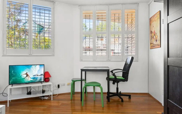 Convenient Studio in Trendy Inner-city Suburb