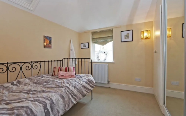 Compton House Snug