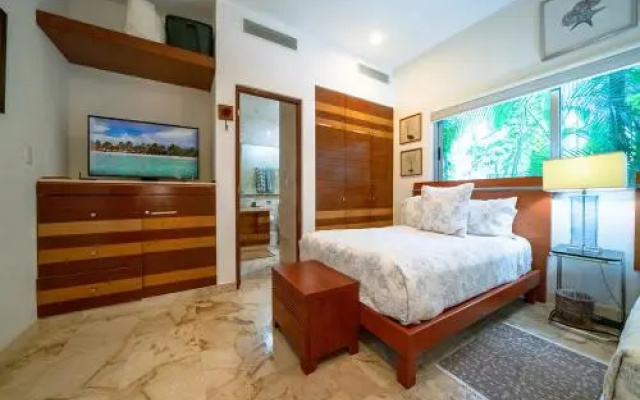 Beachside Retreat - Mujeres Bailando