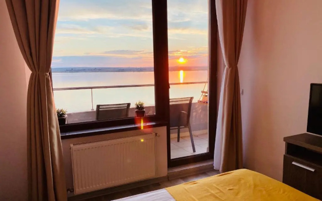 LAKE VIEW Summerland Apartment