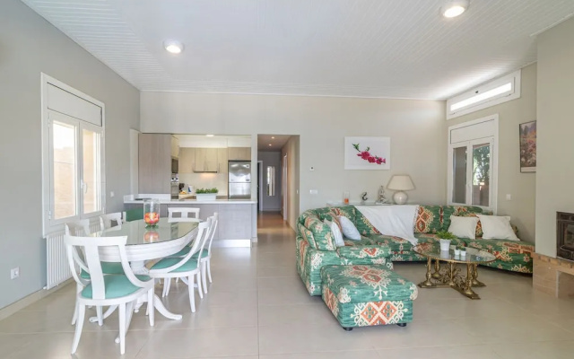 4 bedroom villa with pool in the channel of Empuriabrava