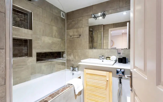 Chiswick Gem: Stylish 1-bed Flat for Modern Living