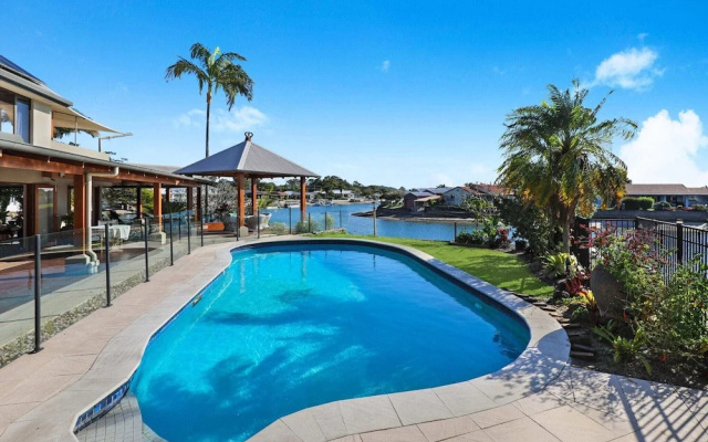 Schman55-Waterfront, Resort-Style Entertainer