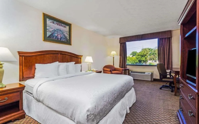 Holiday Inn Hotel And Suites