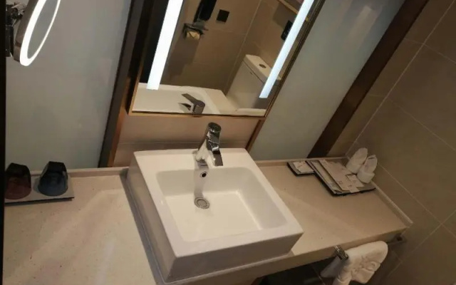 Lavande Hotels· Yueyang Linxiang Zhongfa