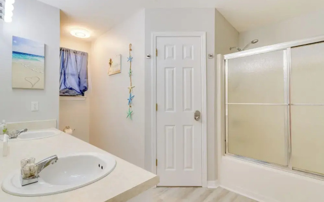 Fenced & Private Backyard: Navarre Retreat
