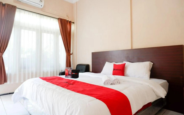 RedDoorz Plus near Stadion Wijaya Kusuma