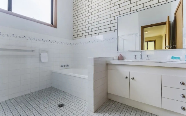 Peninsula Court 6