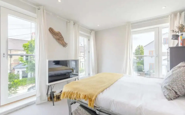 Sleek & Spacious 2BD Flat - Clapham