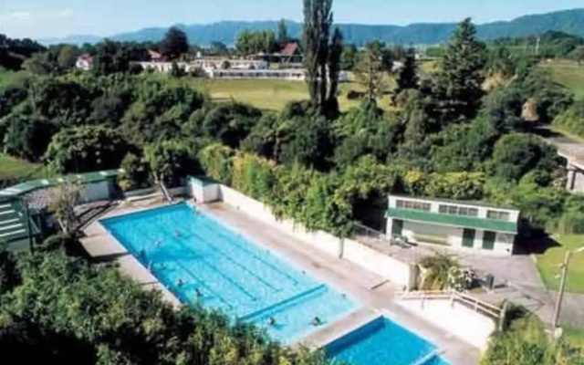 Opal Hot Springs And Holiday Park