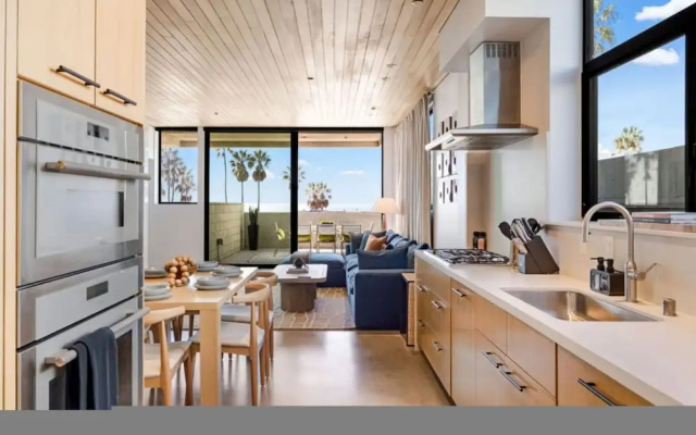 The Santa Monica Sunset - Beachfront Luxury
