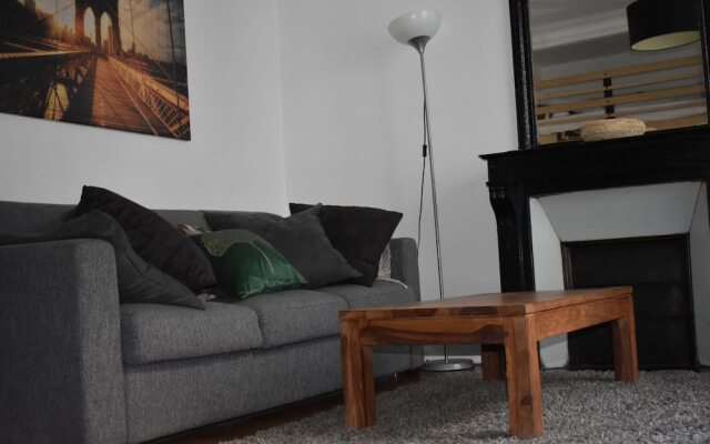 Апартаменты Spacious 1 Bedroom Apartment in 10th Arrondissement комната для гостей